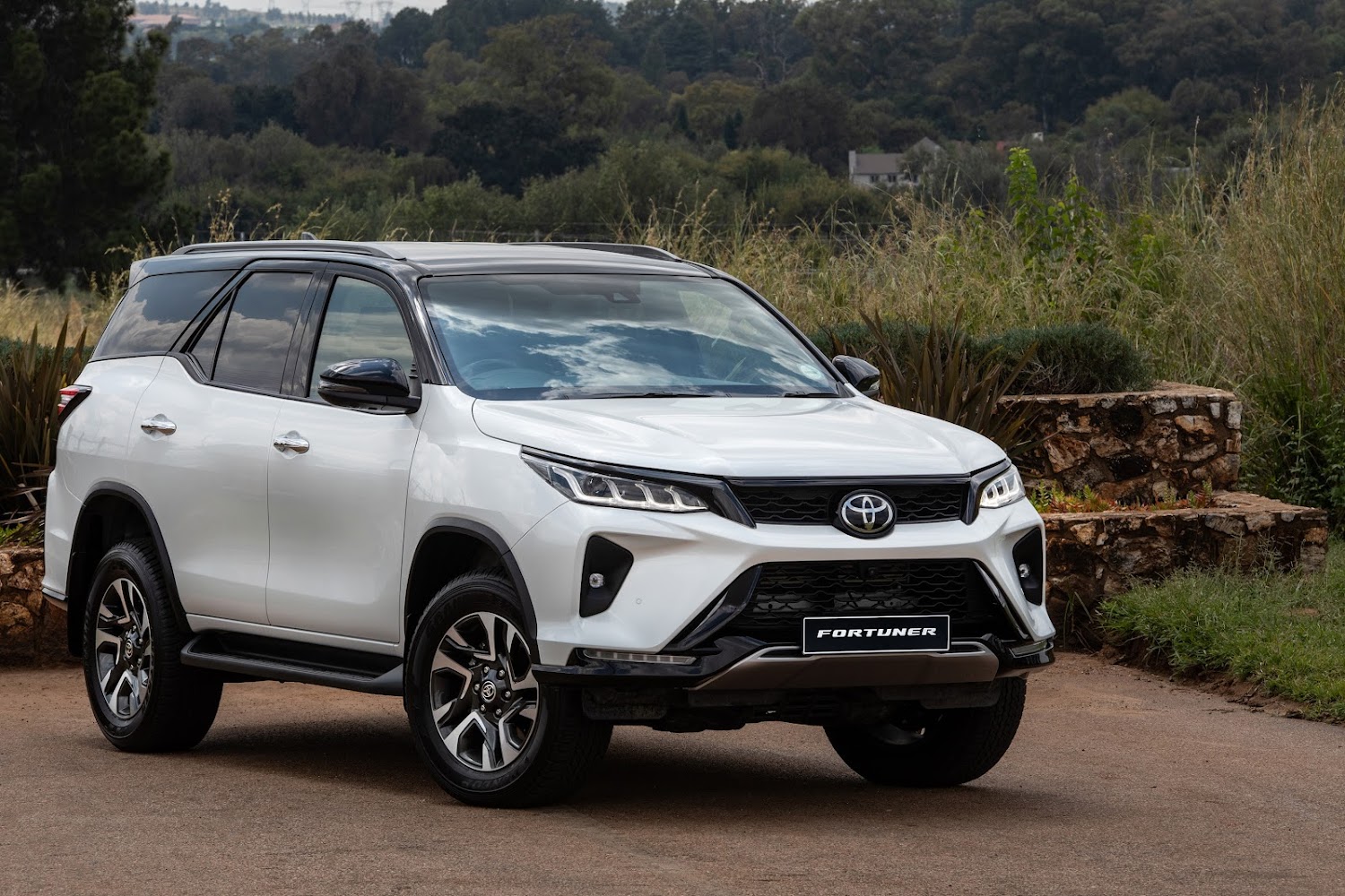 Best Luxury SUVs for Rajasthan Road Trips