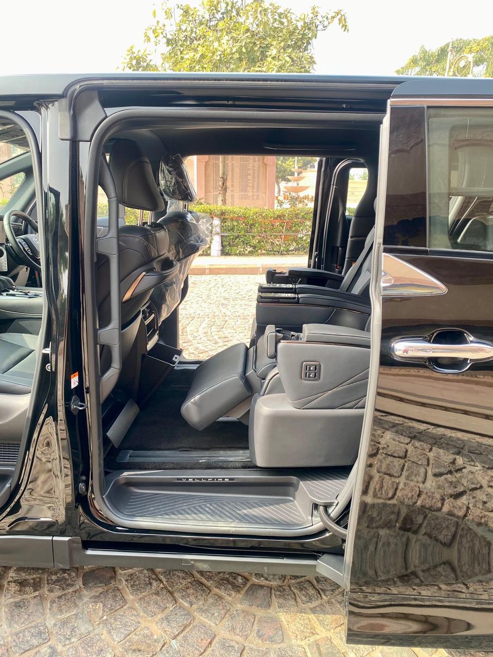Self-Drive vs Chauffeur-Driven Luxury Cars: Which is Better?