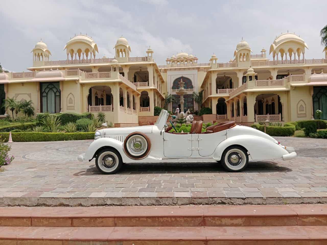Range Rover Sport Black — Range Rover rental Jaipur, Top Range Rover rental Jaipur, Range Rover wedding car Jaipur, luxury SUV rental for wedding Jaipur